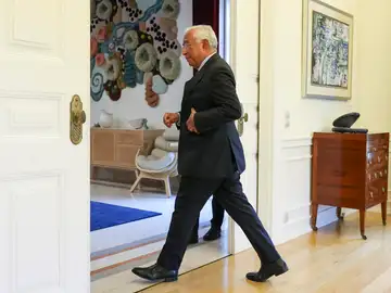 El primer Ministro de Portugal Antonio Costa se marcha después de dirigirse a la nación para anunciar que ha presentado su carta de renuncia