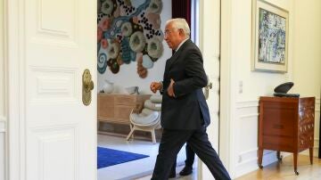 El primer Ministro de Portugal Antonio Costa se marcha después de dirigirse a la nación para anunciar que ha presentado su carta de renuncia