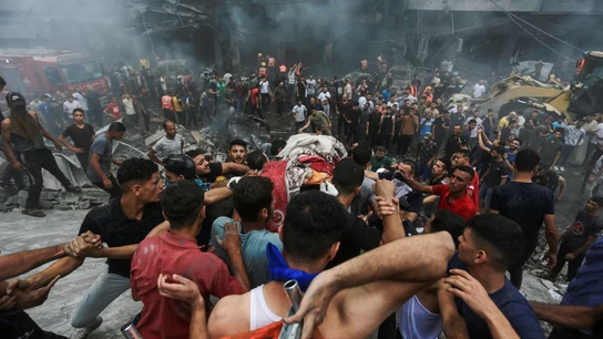 Imagen de archivo de varios ciudadanos palestinos trasladando heridos y muertos tras un ataque israelí. Imagen de archivo de varios ciudadanos palestinos trasladando heridos y muertos tras un ataque israelí.