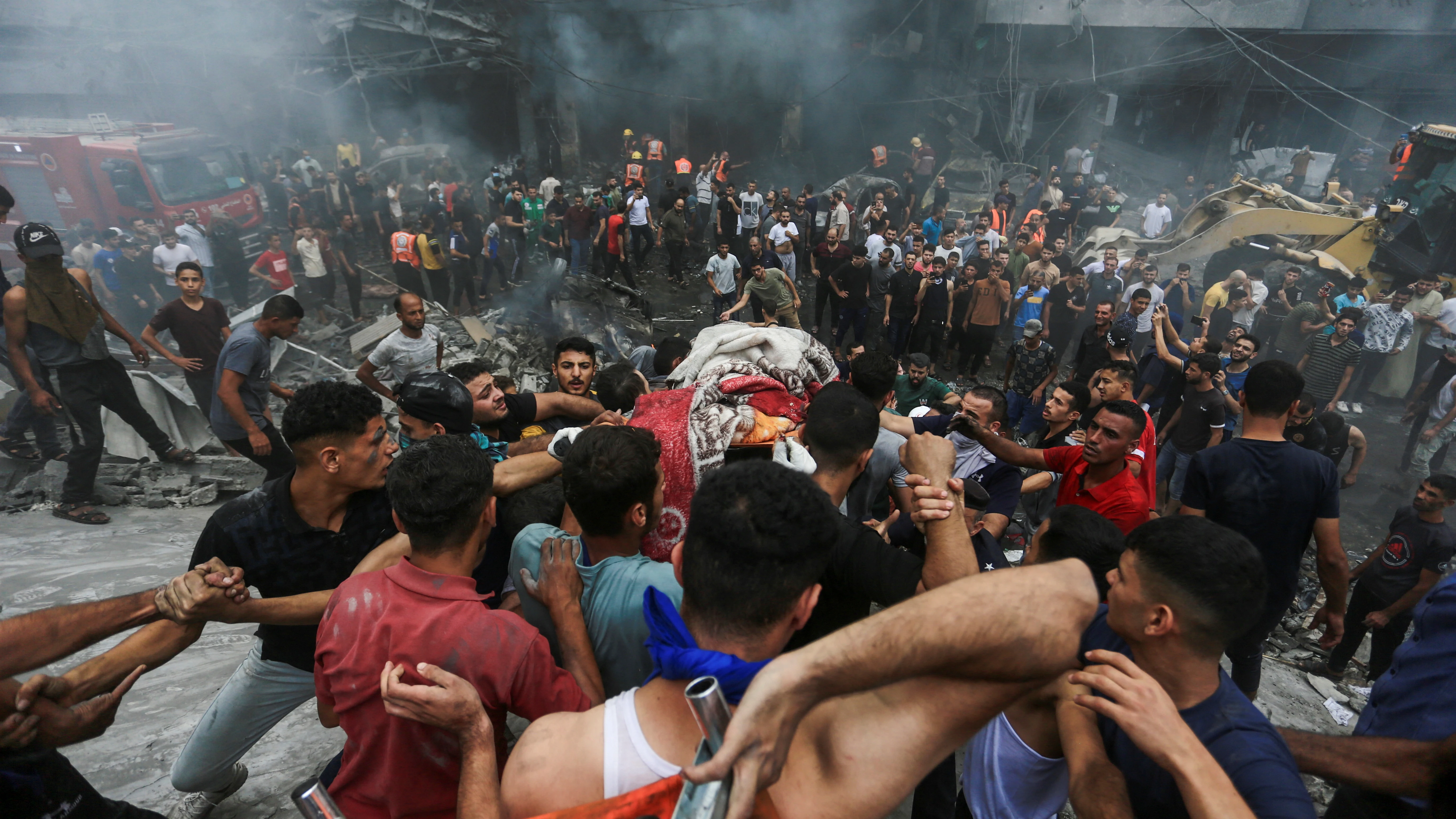 Imagen de archivo de varios ciudadanos palestinos trasladando heridos y muertos tras un ataque israelí.