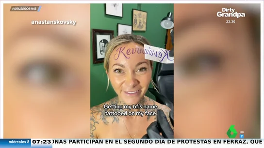 Una chica se tatúa el nombre de su novio en la frente: "Solo le queda dejarse flequillo cuando rompan" Una chica se tatúa el nombre de su novio en la frente: "Solo le queda dejarse flequillo cuando rompan"