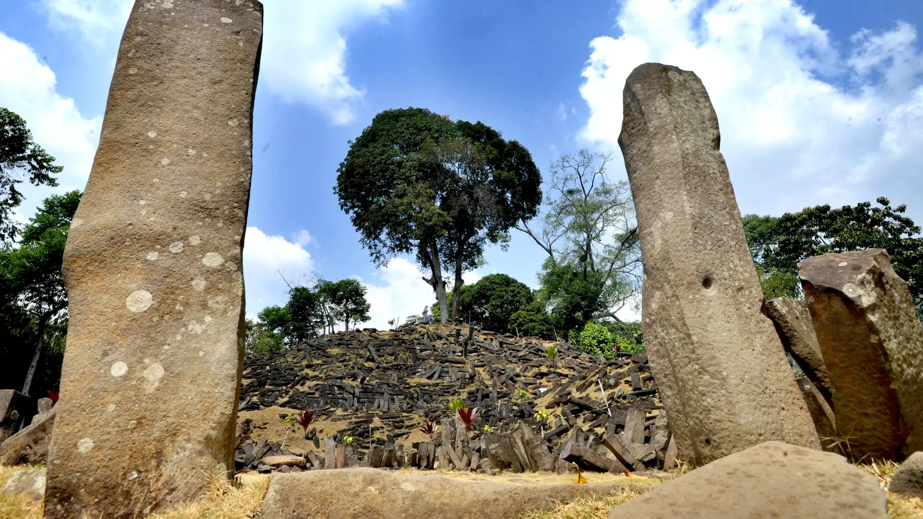 Monumento megalítico de Gunung Padang en Indonesia