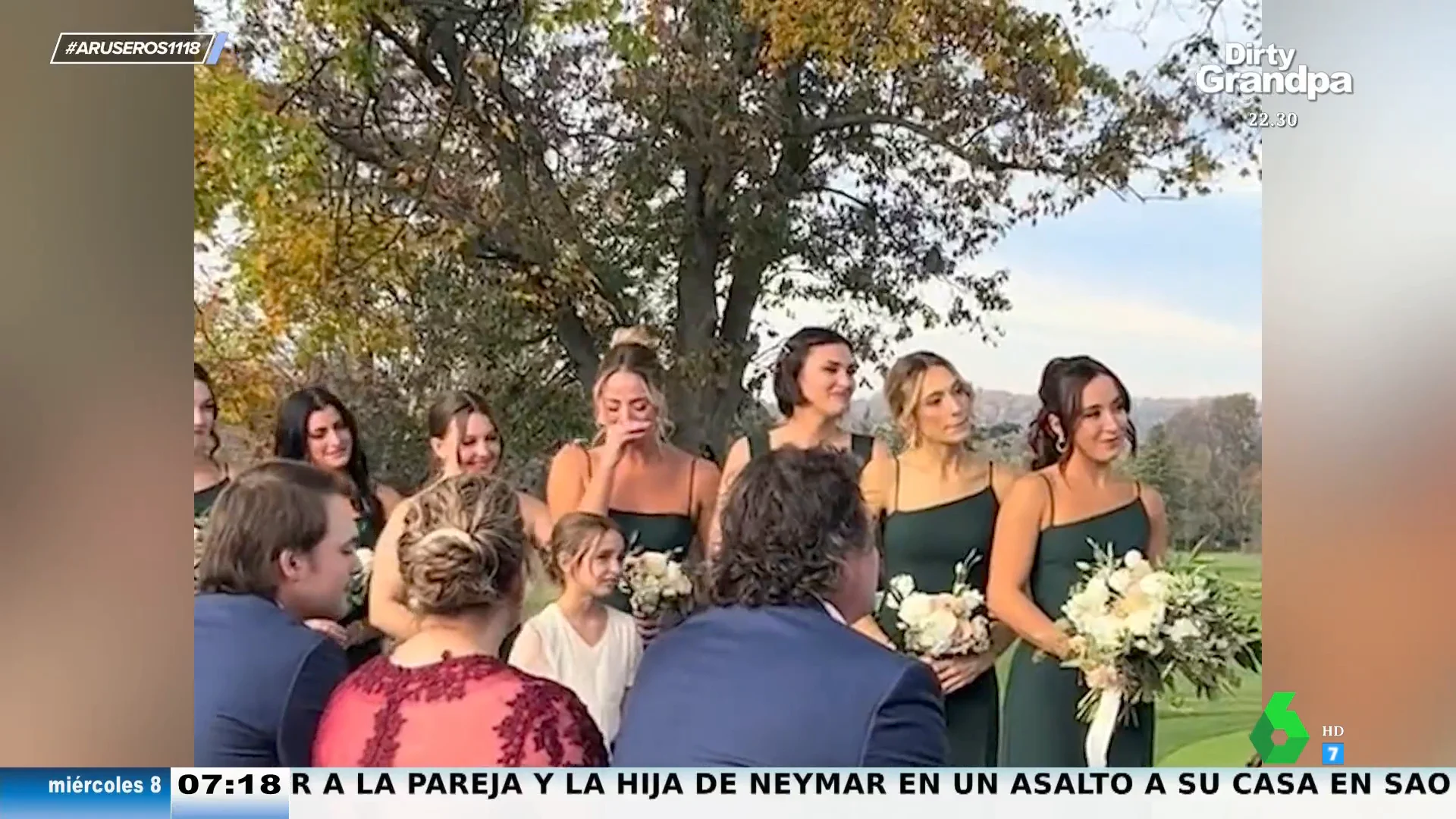 El ataque de risa de la hermana de la novia en la boda cuando el novio pronuncia sus votos: "Sabe algo que el resto no sabe"