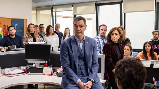 Sánchez acude a Ferraz para dar ánimo a los trabajadores Sánchez acude a Ferraz para dar ánimo a los trabajadores