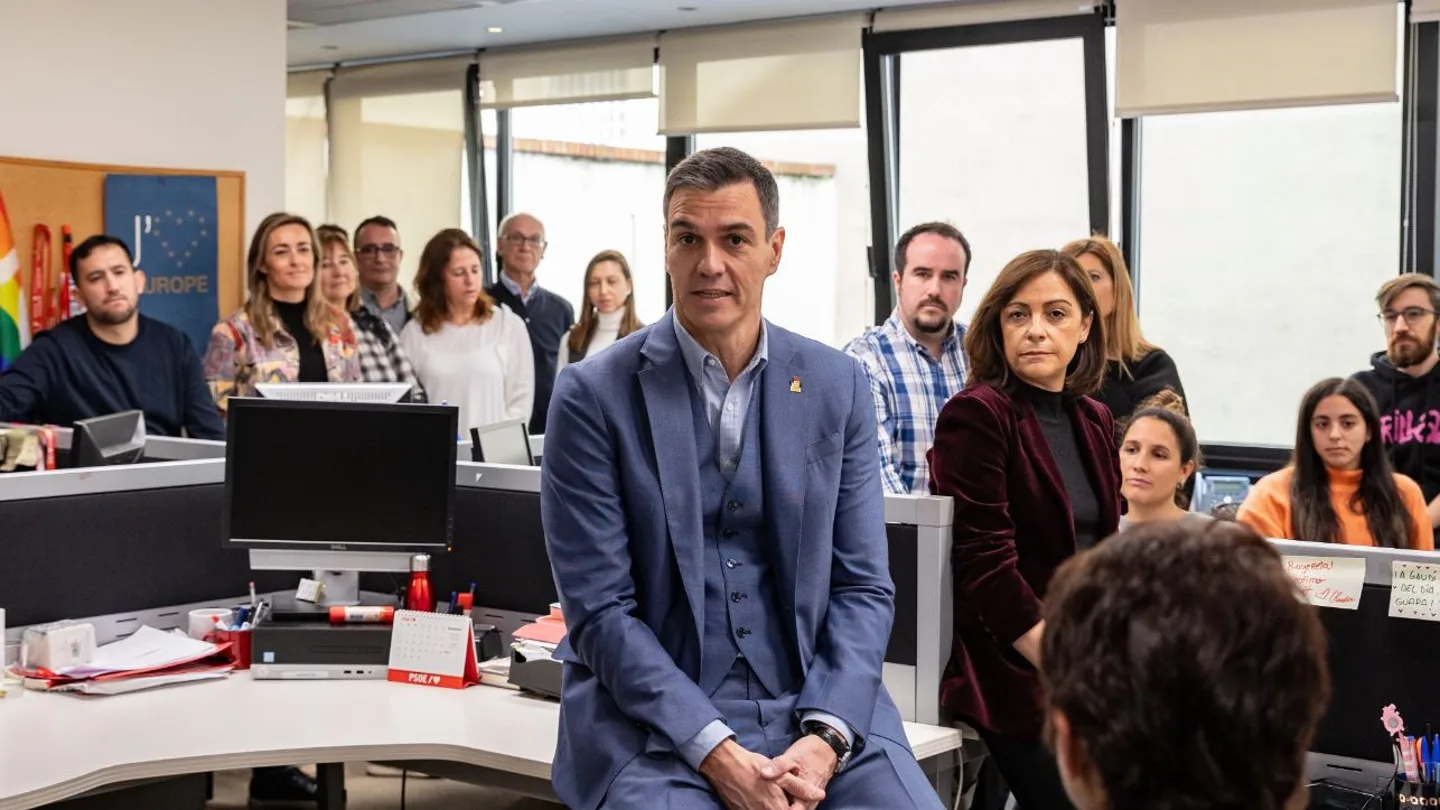 Sánchez acude a Ferraz para dar ánimo a los trabajadores Sánchez acude a Ferraz para dar ánimo a los trabajadores