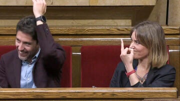 Peineta de Jéssica Albiach (En Comú Podem) a Ignacio Garriga (Vox) en un pleno del Parlament catalán