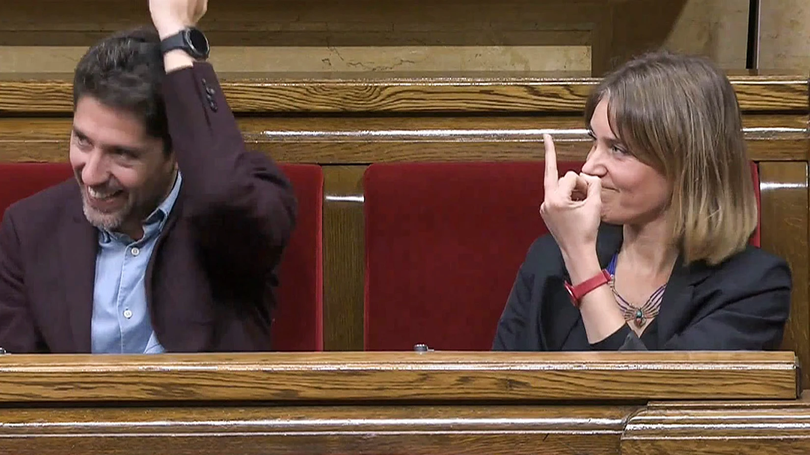 Peineta de Jéssica Albiach (En Comú Podem) a Ignacio Garriga (Vox) en un pleno del Parlament catalán