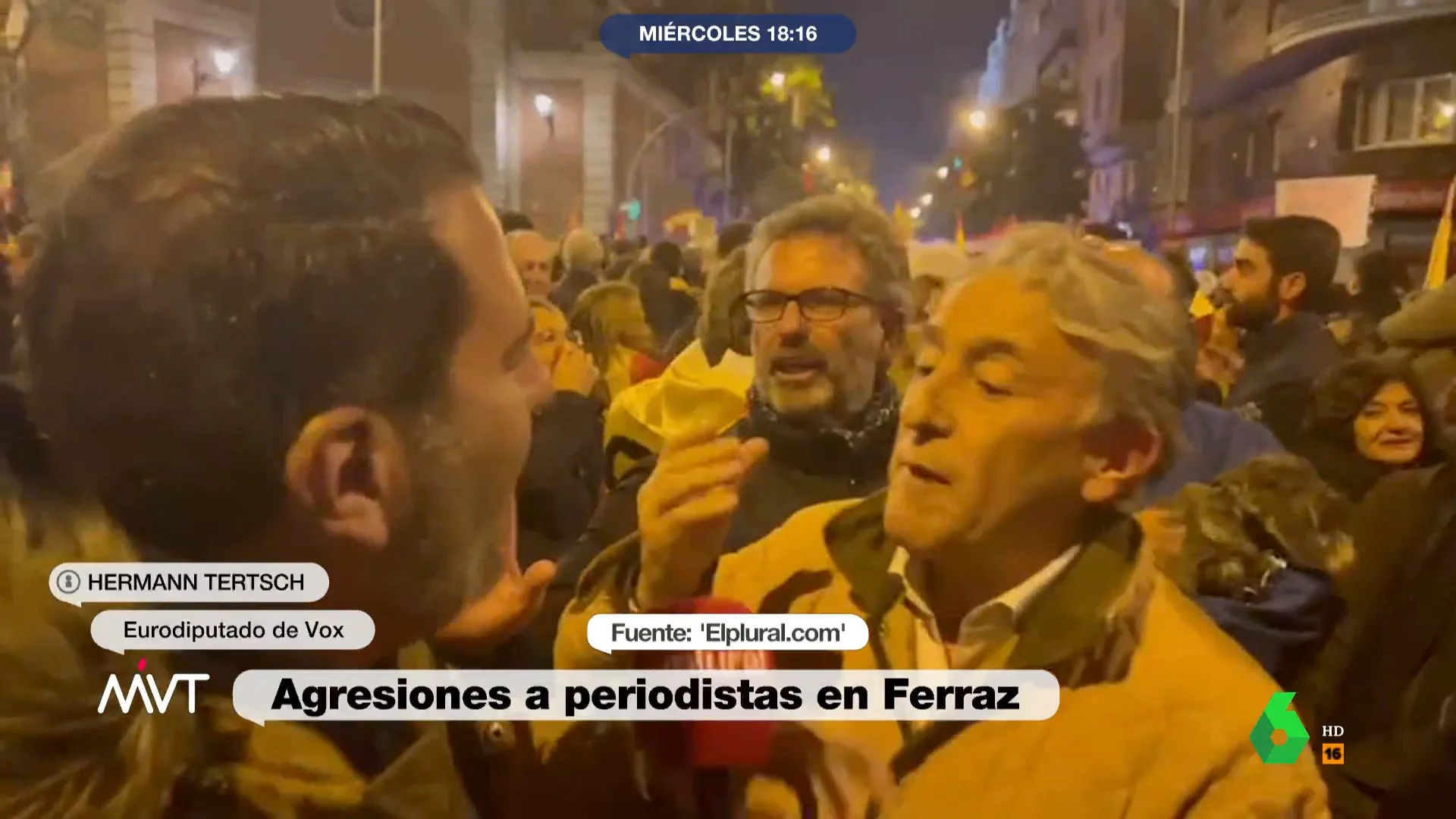 Hermann Tertsch, eurodiputado de Vox, insulta a un periodista en la manifestación de Ferraz: "Sois una basura golpista"