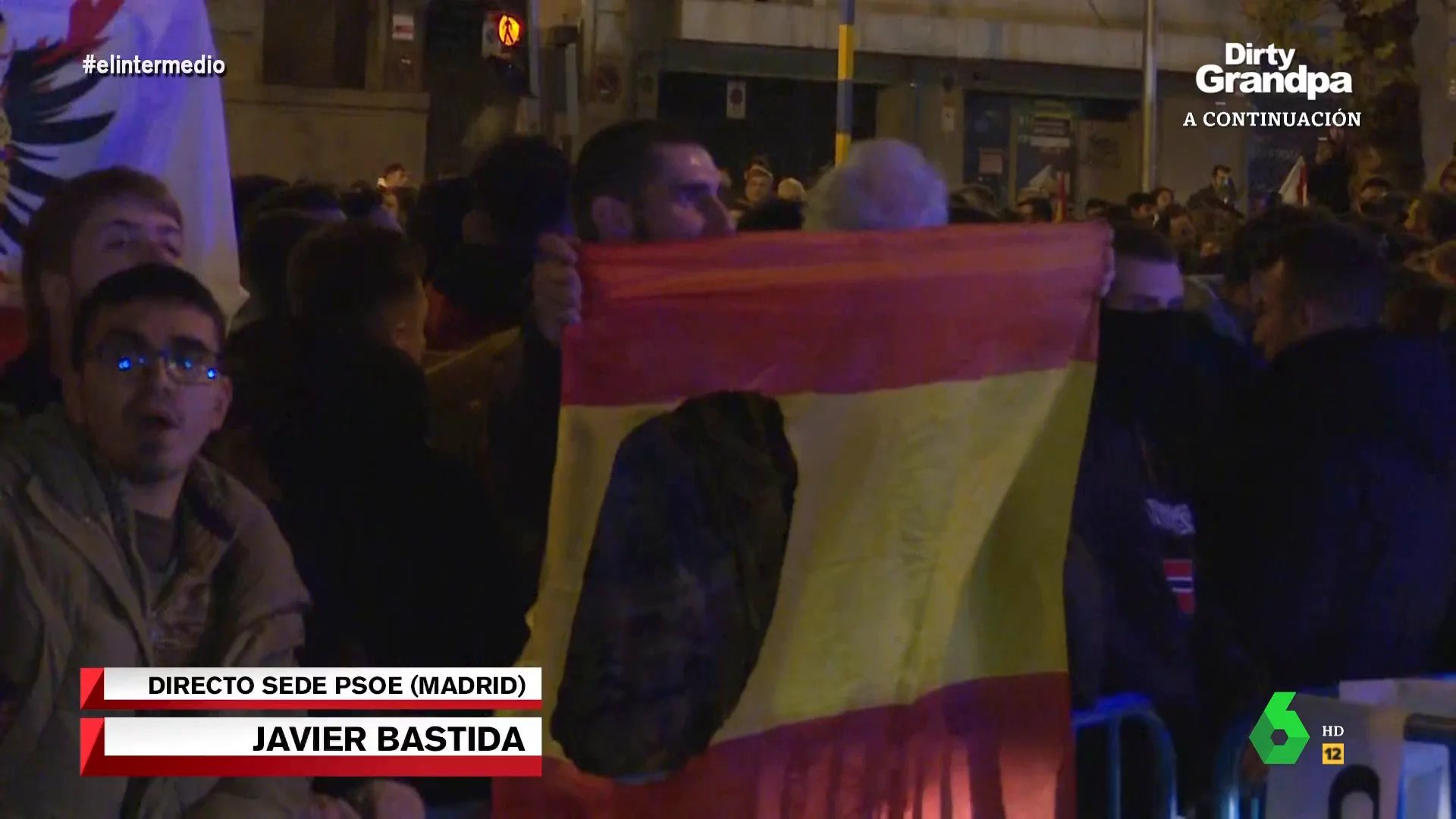 Wyoming, al ver una bandera a la que han recortado el águila franquista: "Puedes meter la cabeza y hacerte una foto"