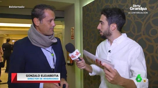 La respuesta de Isma Juárez a un banquero cuando le dice que la pasta no es lo importante En este vídeo, Isma Juárez se propone encontrar el corazoncito que late en los banqueros y entrevista a un director financiero que le confiesa que sus empleados "se vienen conmigo a jugar al pádel" y que "la pasta no es lo importante".