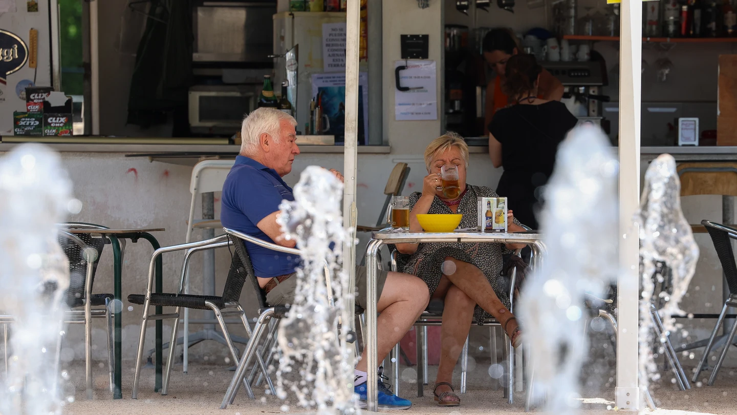 Los españoles consumimos 10 litros y medio de alcohol al año, pero sin liderar las grandes borracheras Los españoles consumimos 10 litros y medio de alcohol al año, pero sin liderar las grandes borracheras