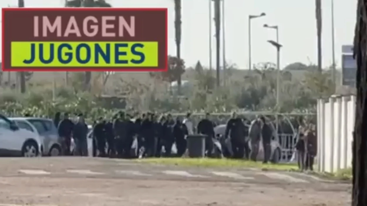 Los Biris se presentan en el entrenamiento del Sevilla antes del derbi ante el Betis