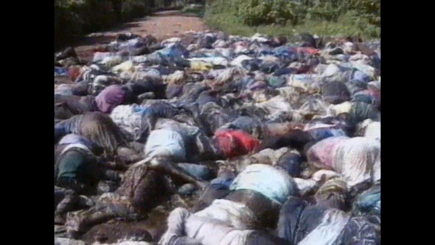 El error de la ONU en Ruanda que acabó en genocidio: 800.000 tutsis muertos en menos de 100 días En este vídeo, laSexta Columna recuerda uno de los peores errores cometidos por la ONU: su retirada de tropas en el conflicto étnico entre tutsis y utus en Ruanda que desembocó en genocidio, y cómo la presión de EEUU para ello fue crucial.