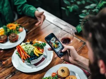 Dos jóvenes comiendo comida vegana Dos jóvenes comiendo comida vegana
