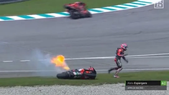 Esparagaró se cae de la moto, intenta levantarla y en cuestión de segundos... ¡Se incendia! Esparagaró se cae de la moto, intenta levantarla y en cuestión de segundos... ¡Se incendia!