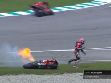 Esparagar&oacute; se cae de la moto, intenta levantarla y en cuesti&oacute;n de segundos... &iexcl;Se incendia!