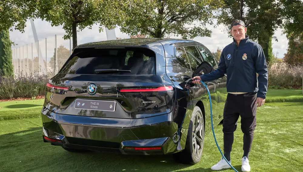 Kroos con su BMW iX de 2022