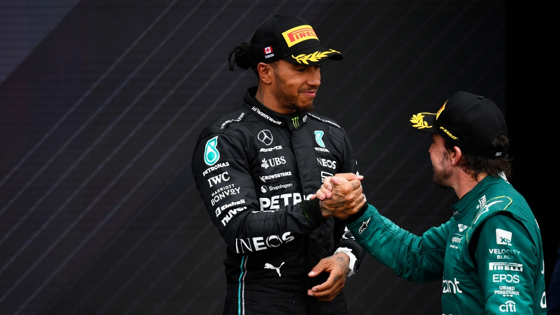 Hamilton y Alonso firman la paz con una gorra de Mercedes F1
