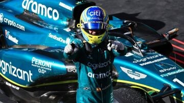 Fernando Alonso, tras bajarse del Aston Martin