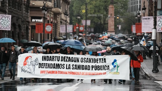Miles de personas salen a las calles en Bilbao y Vitoria pidiendo el refuerzo de la sanidad pública Miles de personas salen a las calles en Bilbao y Vitoria pidiendo el refuerzo de la sanidad pública