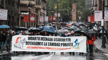 Miles de personas salen a las calles en Bilbao y Vitoria pidiendo el refuerzo de la sanidad pública