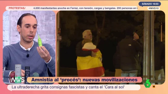 Un periodista muestra los petardos que lanzaban los ultras en las protestas de Ferraz Un periodista muestra los petardos que lanzaban los ultras en las protestas de Ferraz