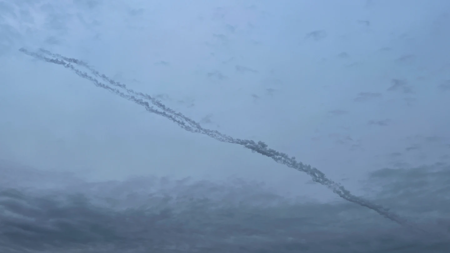 Rastros de misiles en el cielo sobre la ciudad de Kyiv después de un ataque con misiles rusos Rastros de misiles en el cielo sobre la ciudad de Kyiv después de un ataque con misiles rusos