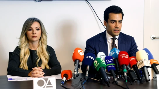Los letrados Beatriz Uriarte (i) y Juan Gonzalo Ospina (d) ofrecen una rueda de prensa sobre el caso del asesinato de Edwin Arrieta Los letrados Beatriz Uriarte (i) y Juan Gonzalo Ospina (d) ofrecen una rueda de prensa sobre el caso del asesinato de Edwin Arrieta