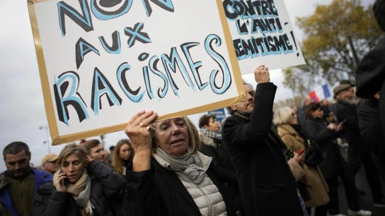 Una mujer sostiene una pancarta durante la manifestación contra el antisemitismo en París Una mujer sostiene una pancarta durante la manifestación contra el antisemitismo en París