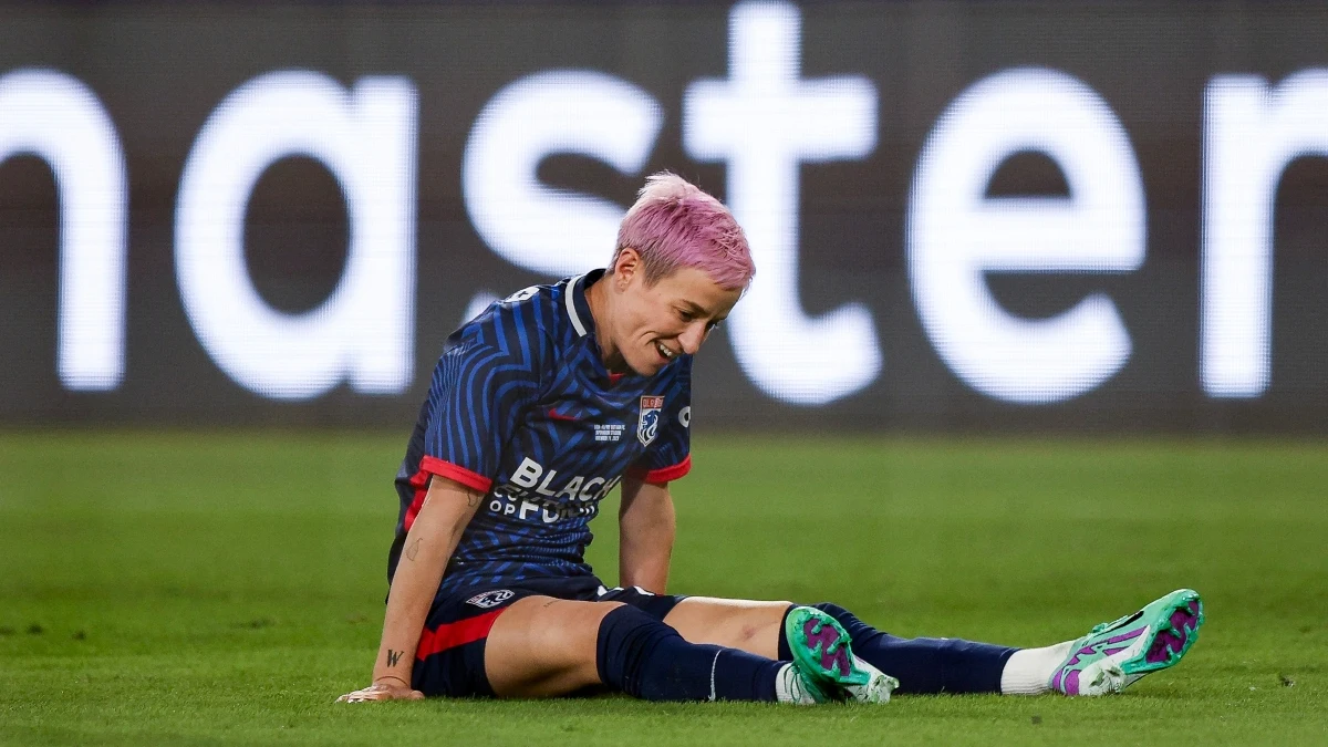 Megan Rapinoe, en el suelo