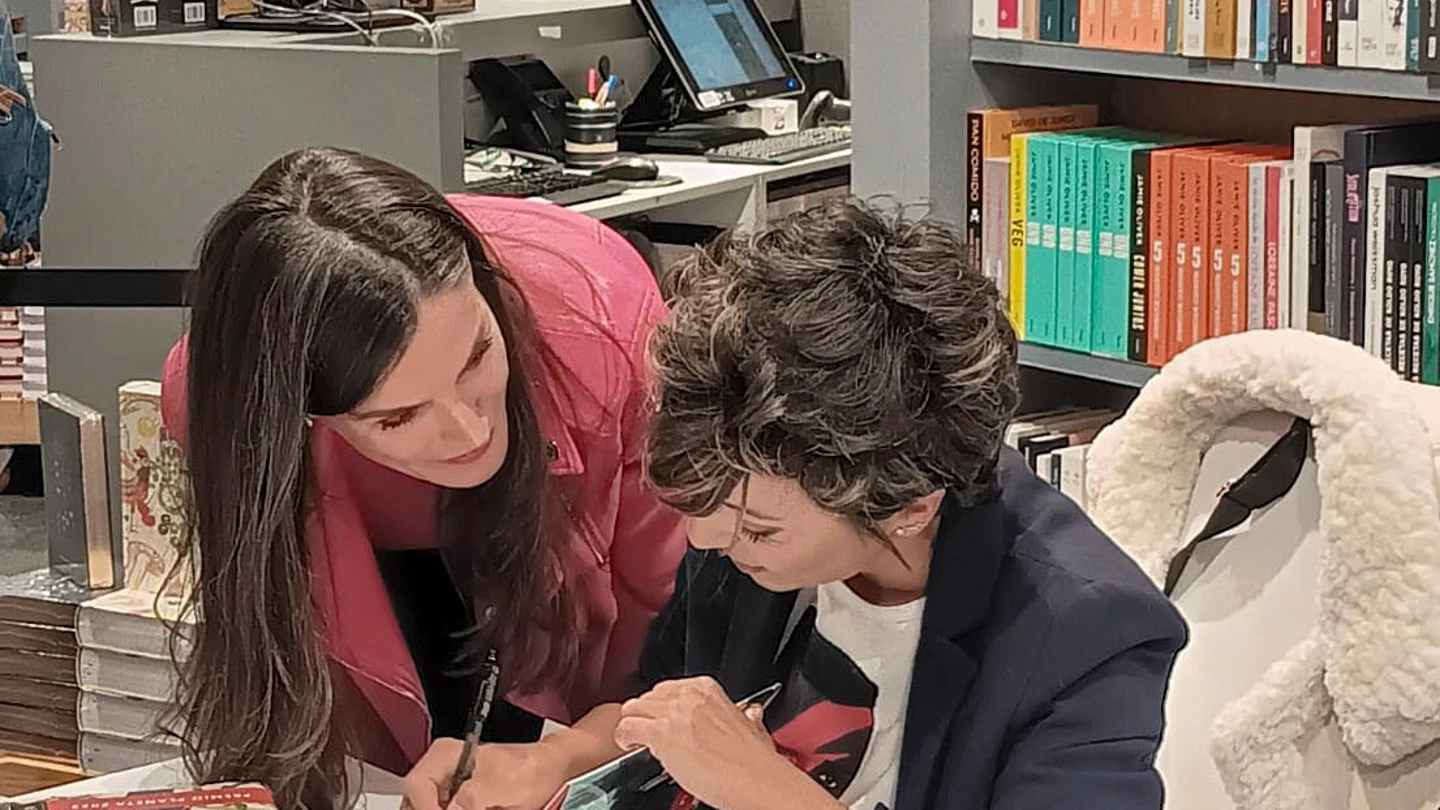 La reina Letizia y Sonsoles Ónega, juntas en la firma de libros de la periodista y escritora La reina Letizia y Sonsoles Ónega, juntas en la firma de libros de la periodista y escritora