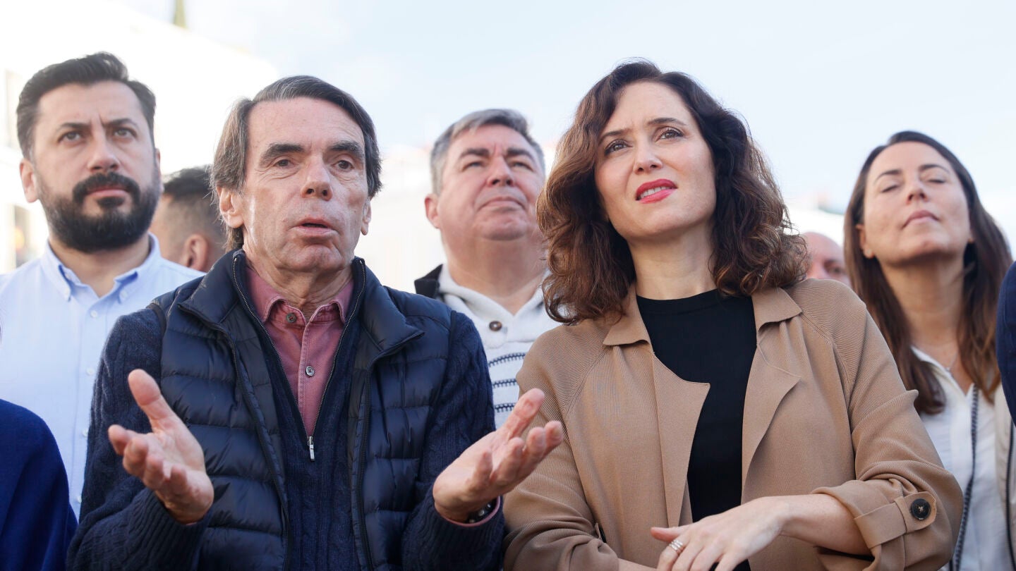José María Aznar e Isabel Díaz Ayuso dialogan en la Puerta del Sol de Madrid