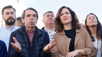 José María Aznar e Isabel Díaz Ayuso dialogan en la Puerta del Sol de Madrid