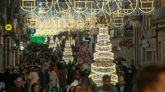 Varias personas pasean por el centro de la ciudad de Vigo para disfrutar de la iluminación navideña, a 17 de diciembre de 2022, en Vigo, Pontevedra, Galicia (España). Varias personas pasean por el centro de la ciudad de Vigo para disfrutar de la iluminación navideña, a 17 de diciembre de 2022, en Vigo, Pontevedra, Galicia (España).