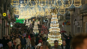 Varias personas pasean por el centro de la ciudad de Vigo para disfrutar de la iluminación navideña, a 17 de diciembre de 2022, en Vigo, Pontevedra, Galicia (España).
