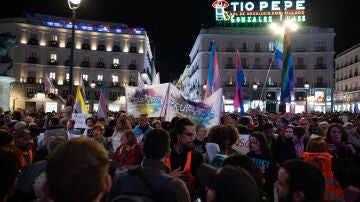 Protesta contra Ayuso por recortar derechos LGTBI en Madrid