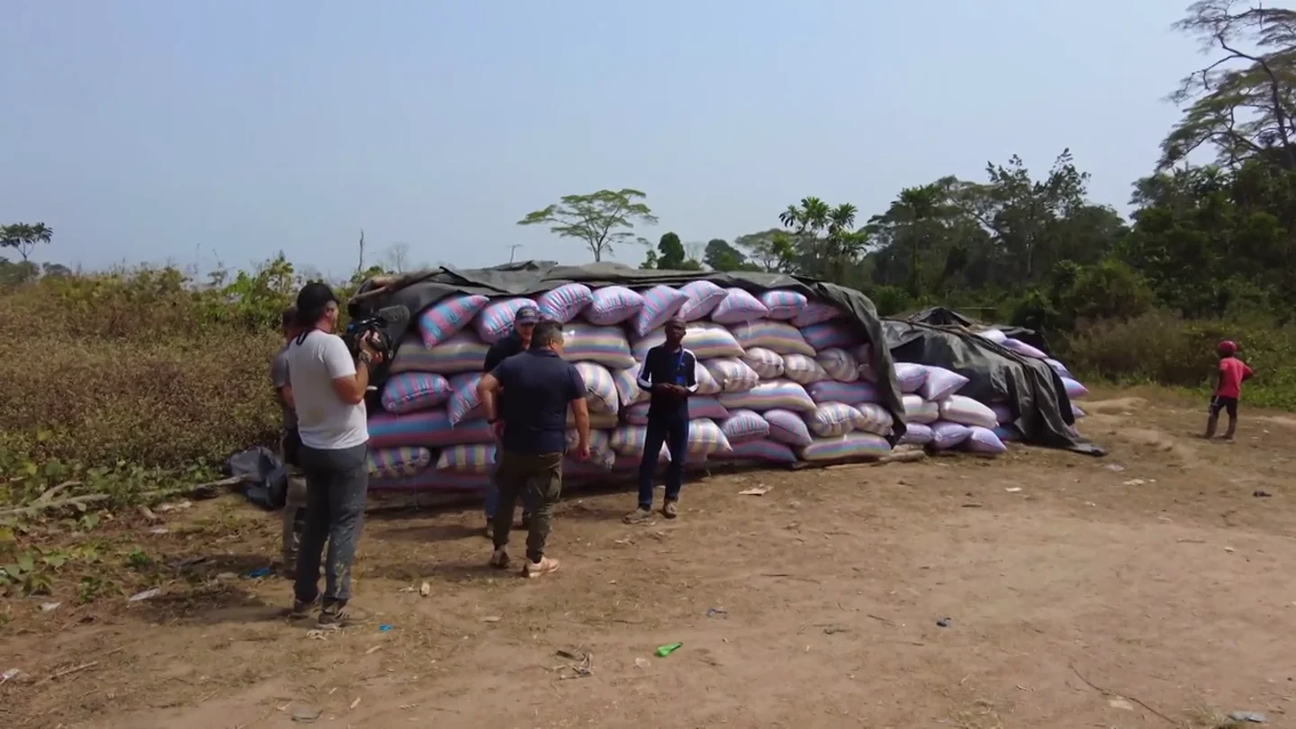 Jalis de la Serna encuentra 12.000 kg de cacao ilegal en plena selva de Costa de Marfil: así llega hasta los supermercados españoles Jalis de la Serna encuentra 12.000 kg de cacao ilegal en plena selva de Costa de Marfil: así llega hasta los supermercados españoles