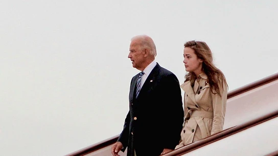 Joe Biden y su nieta Naomi Joe Biden y su nieta Naomi