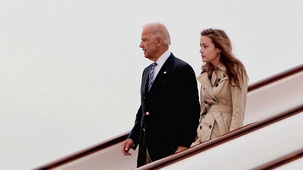 Joe Biden y su nieta Naomi