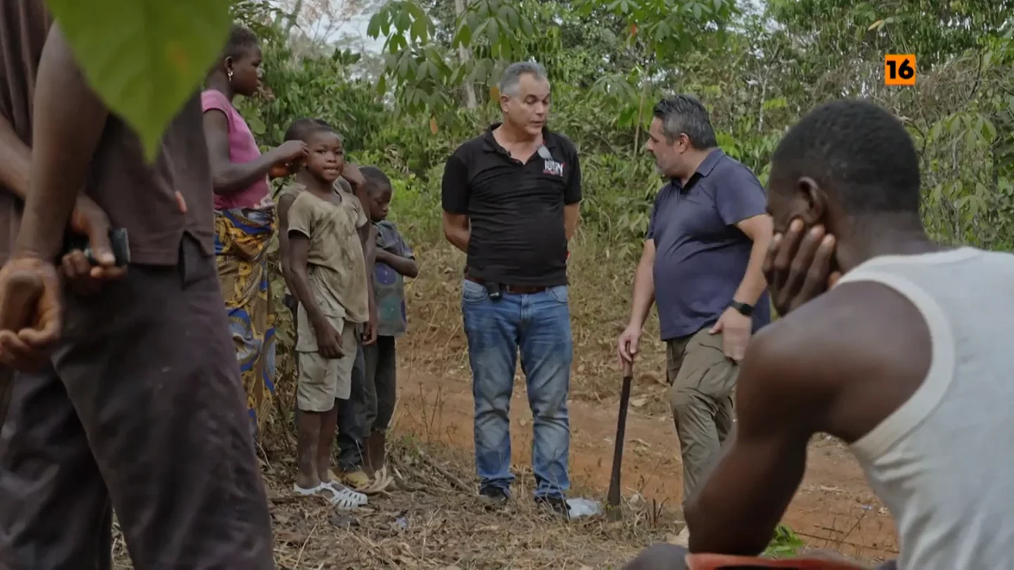 Hoy, en Enviado Especial, Jalis de la Serna descubre la cara oculta del cacao: detrás del chocolate que comes hay un niño con un machete Hoy, en Enviado Especial, Jalis de la Serna descubre la cara oculta del cacao: detrás del chocolate que comes hay un niño con un machete