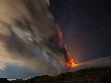 New eruption of the Etna volcano, leaving lava fountains and a 4.5 kilometer high column
