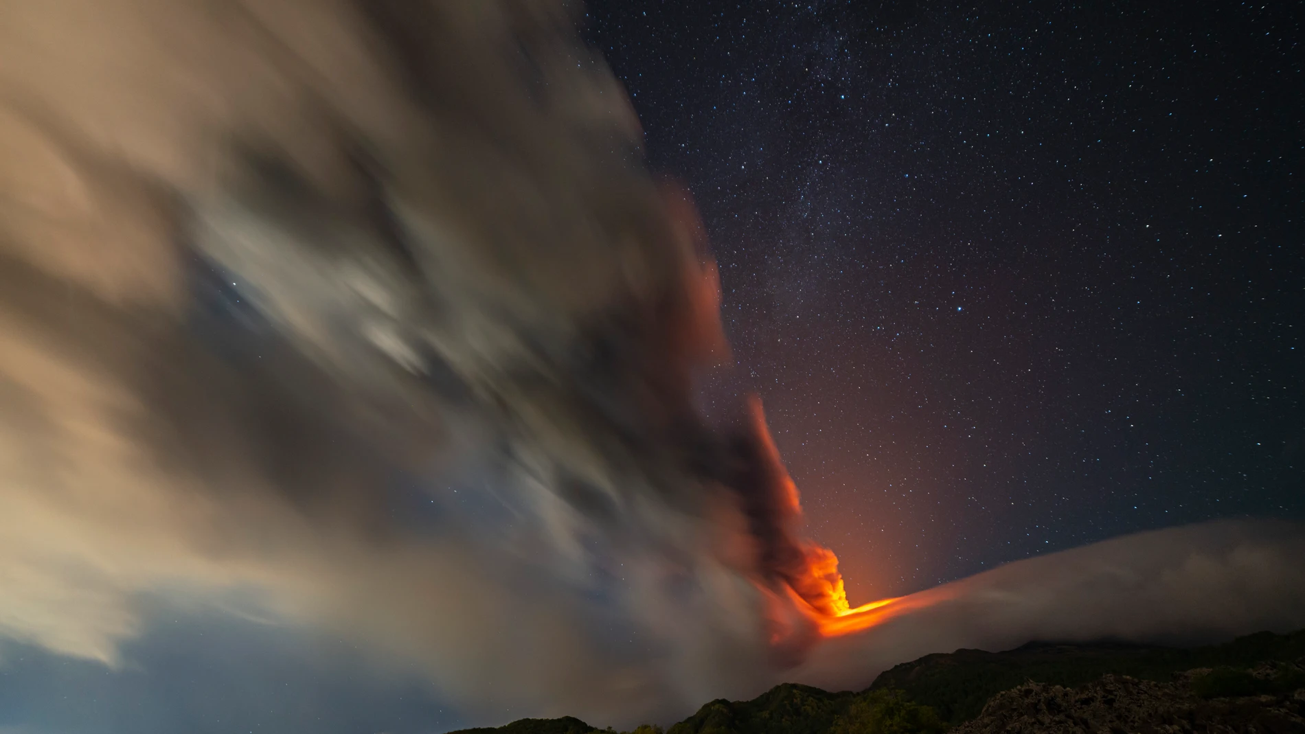 Columna de humo sobre el volcán Etna, vista desde Sant&#39;Alfio, al norte de Catania (Sicilia)