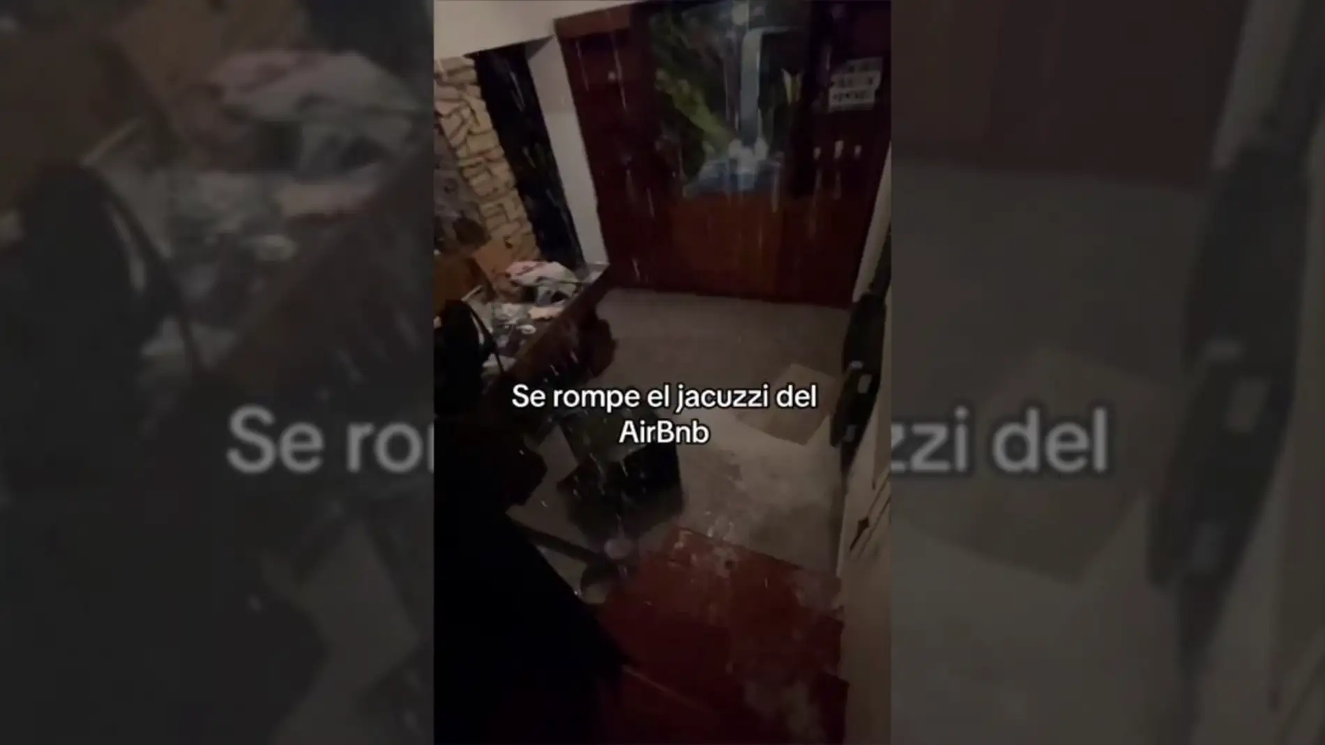 Unos jóvenes rompen el jacuzzi de un Airbnb y se hacen virales en TikTok: "Se está inundando la casa"