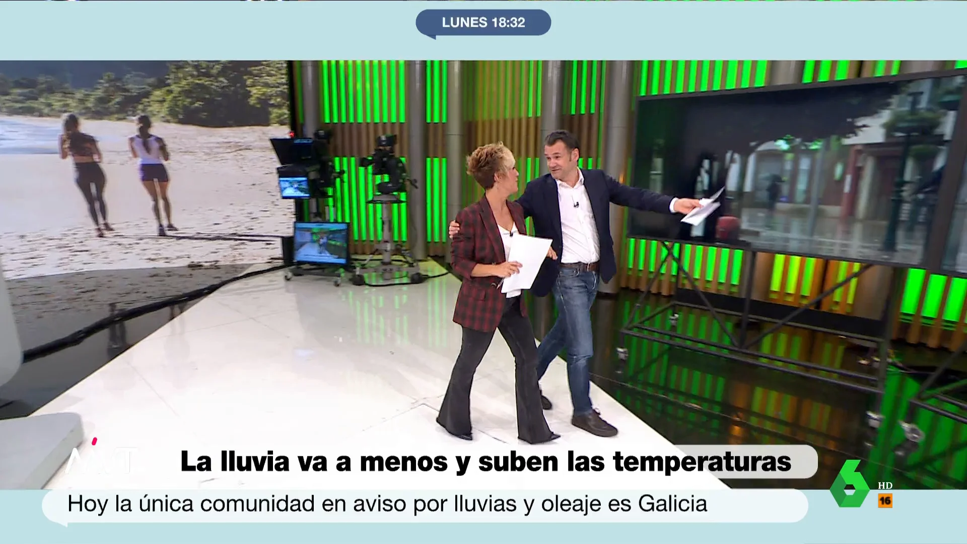 "Luego te pasará con los nombres, las fechas, los vídeos...", comenta el presentador de Más Vale Tarde tras presenciar una confusión entre Cristina Pardo y la directora. "Yo esperaba que se me pegara lo bueno", le responde ella en este vídeo.