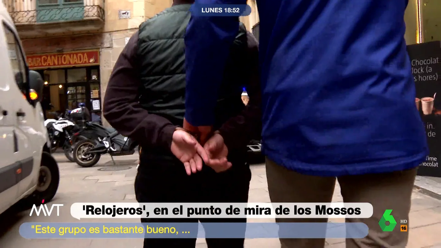 Así es la detención en cascada de dos certeros ladrones de relojes en Barcelona Las cámaras de Más Vale Tarde acompaña al grupo Titani de los Mossos d'Esqudra y presencian la detención de dos ladrones de relojes en Barcelona, miembros de una de las bandas más certeras en estos robos violentos. El momento, en este vídeo.