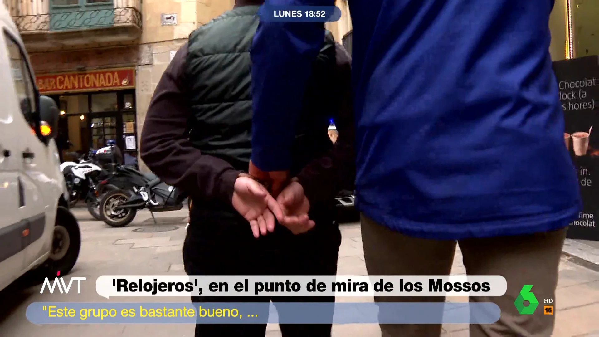 Las cámaras de Más Vale Tarde acompaña al grupo Titani de los Mossos d'Esqudra y presencian la detención de dos ladrones de relojes en Barcelona, miembros de una de las bandas más certeras en estos robos violentos. El momento, en este vídeo.