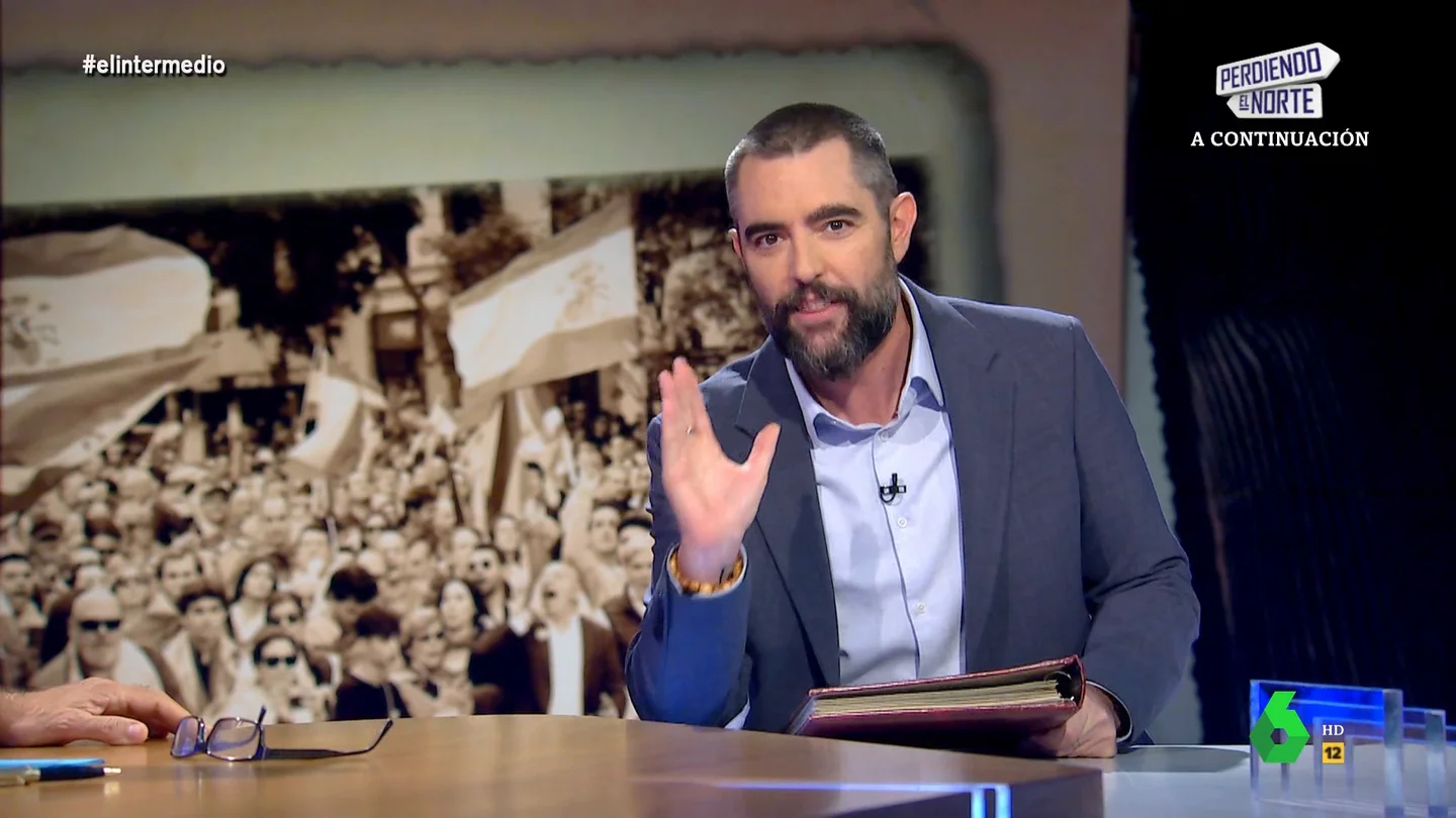 Dani Mateo analiza los cánticos en las manifestaciones contra la amnistía "Pedro Sánchez, hijo de puta" o "en tiempo de 'rojos', hambre y piojos" son algunos de los cánticos proferidos por los manifestantes contra la ley de amnistía que Dani Mateo analiza en este vídeo y donde también hay sitio para Vox.