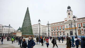 Varias personas en la remodelada y peatonalizada Puerta del Sol, a 4 de diciembre de 2022, en Madrid (España).