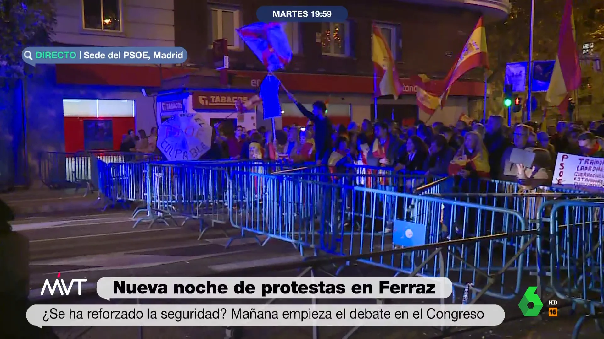 Javier Bastida destaca en Más Vale Tarde que en la protesta frente a la sede del PSOE no se aprecian grupos radicales, a lo que Iñaki responde que "van en el segundo turno, cuando la gente que va únicamente a manifestarse se retira para cenar".