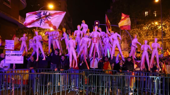 Muñecas hinchables en la protesta contra Sánchez en Ferraz Muñecas hinchables en la protesta contra Sánchez en Ferraz